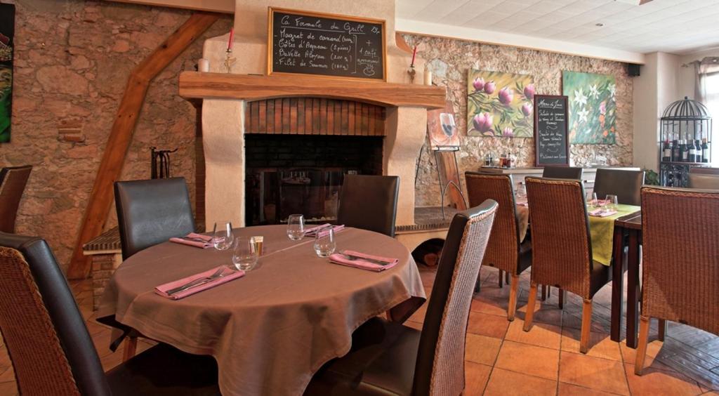 Logis Hotel - Les Pasteliers Lavaur  Bagian luar foto